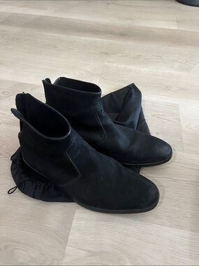 Kenneth Cole Black Suede Boots
